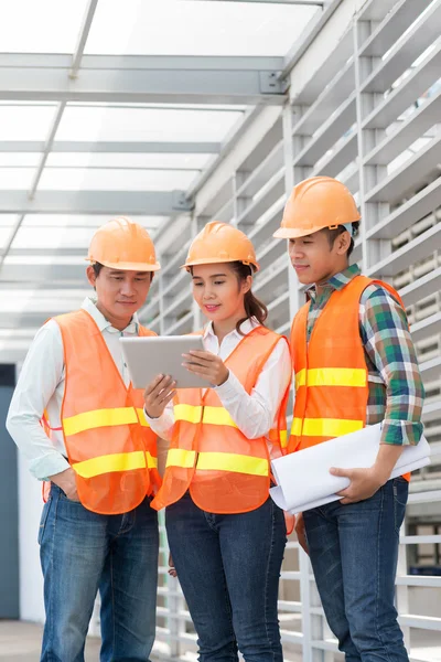 Pracowników budowlanych przy użyciu cyfrowego tabletu — Zdjęcie stockowe