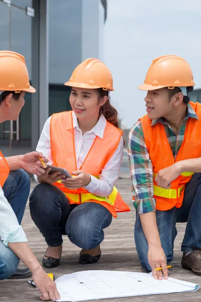 Jóvenes arquitectos vietnamitas — Foto de Stock