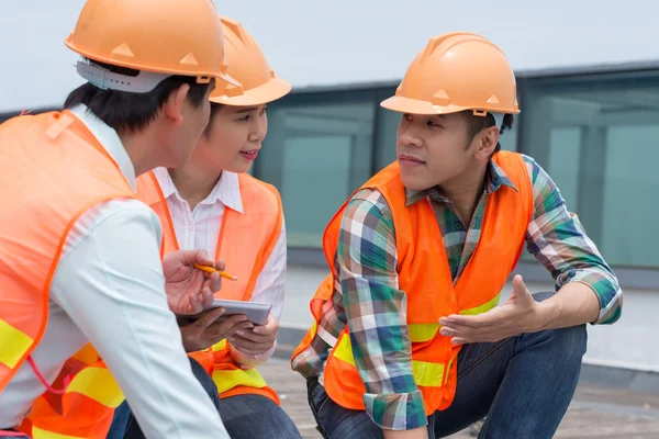 Equipo de trabajadores de la construcción — Foto de Stock