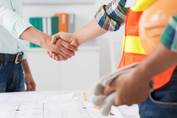 Ingenieur en investeerder handen schudden — Stockfoto