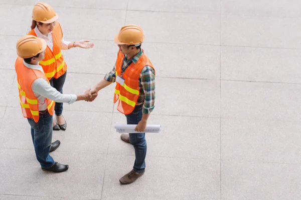 Investor and engineer shaking hands — Stock Photo, Image