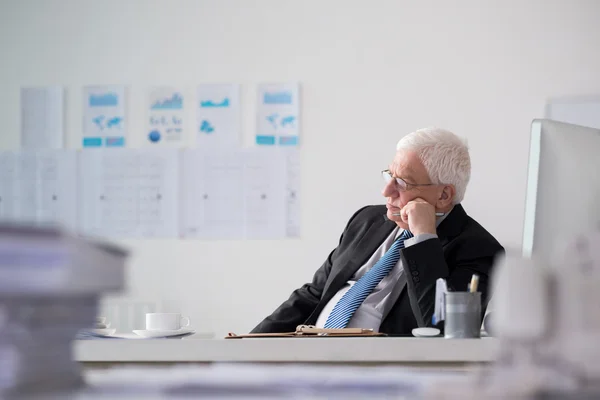 Contemplating senior entrepreneur — Stock Photo, Image