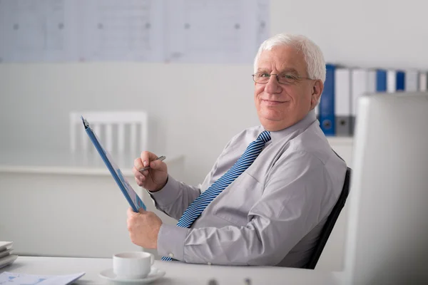 Hombre de negocios que trabaja con documento financiero —  Fotos de Stock