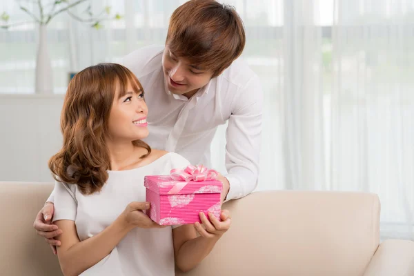 Hombre dando regalo a su esposa —  Fotos de Stock