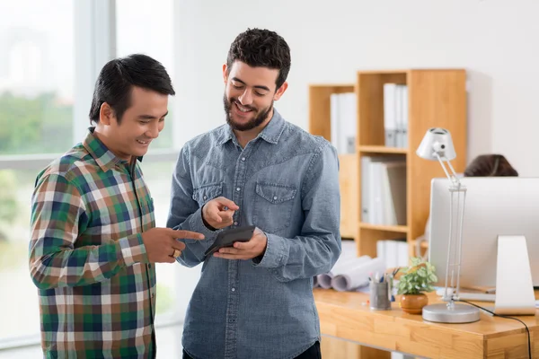 Empresário mostrando lucro líquido para seu colega — Fotografia de Stock