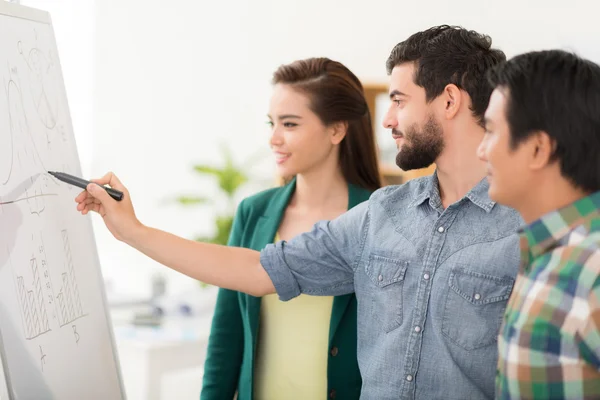 Team di lavoro che analizza grafico — Foto Stock