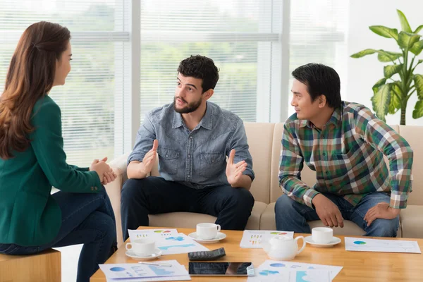 Businessman explaining idea to his colleagues — Stock Photo, Image