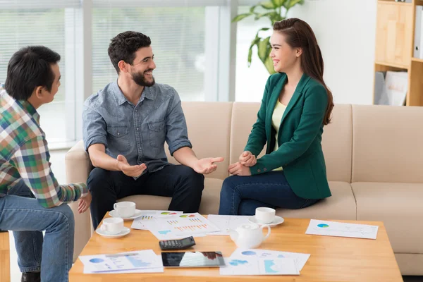 Colleghi che parlano in ufficio — Foto Stock