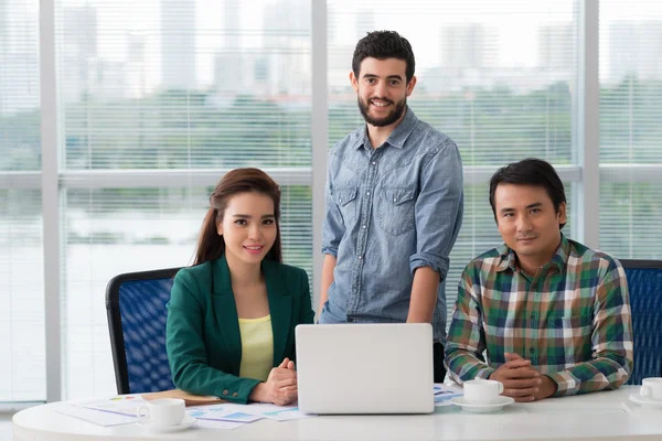 Smiling multi-ethnic business team — Stock Photo, Image