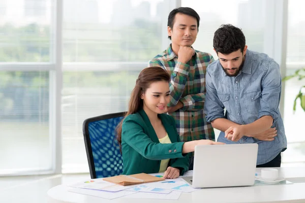 Vrouw informatie tonen aan haar collega 's — Stockfoto