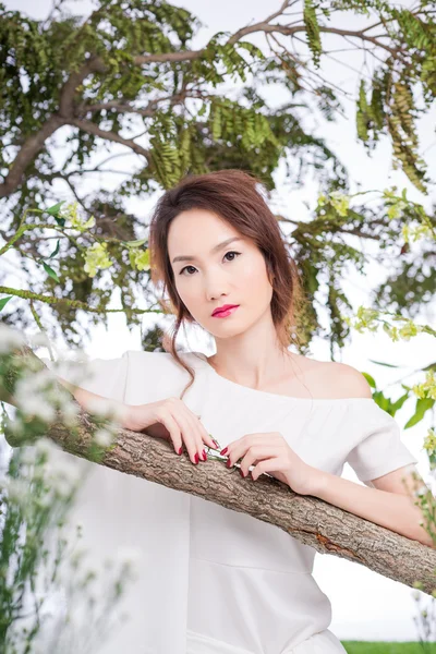 Mujer en el bosque de verano — Foto de Stock