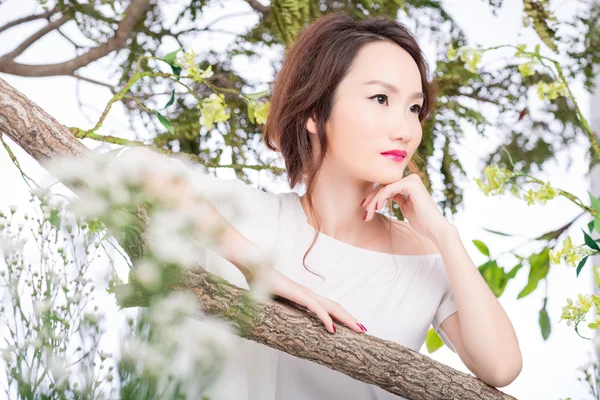 Woman in summer garden — Stock Photo, Image