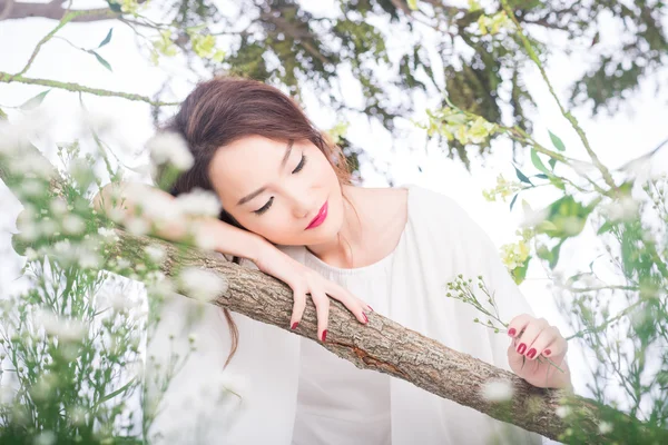 Mujer china disfrutando de la naturaleza — Foto de Stock