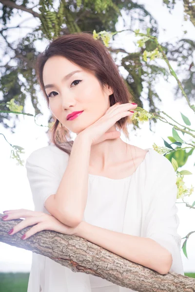 Chinese woman  in spring forest — Stock Photo, Image