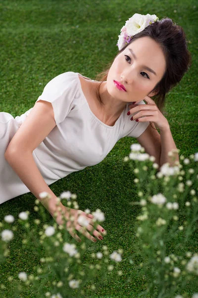 Woman lying on grass in the park — Stock Photo, Image