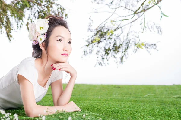 Woman  lying  on the meadow — Stock Photo, Image