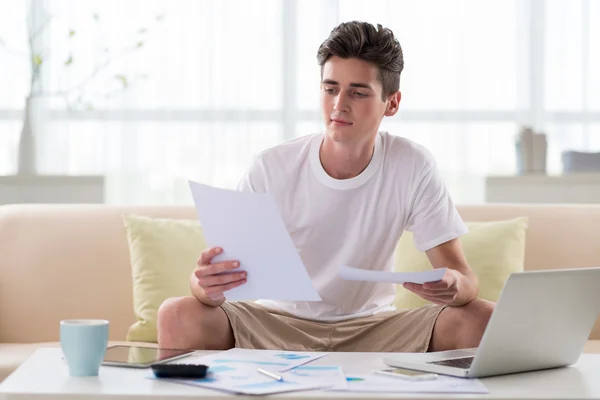 Man analyzing business documents — Stock Photo, Image