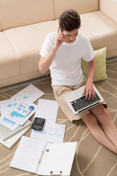 Gerente trabalhando em casa — Fotografia de Stock