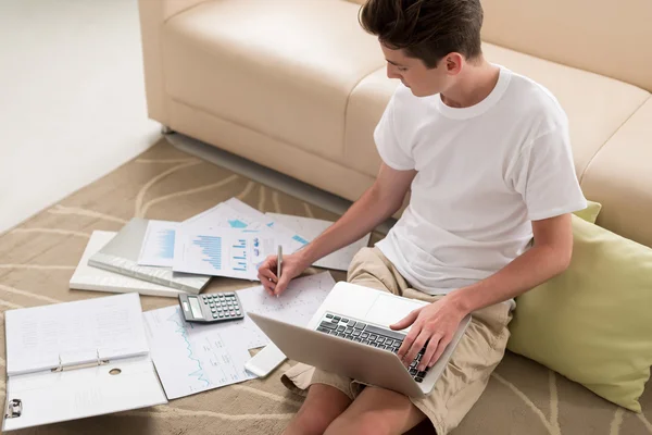 Man working with documents at home — Stock Photo, Image