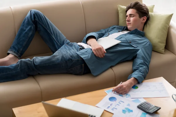 Hombre durmiendo en un sofá — Foto de Stock