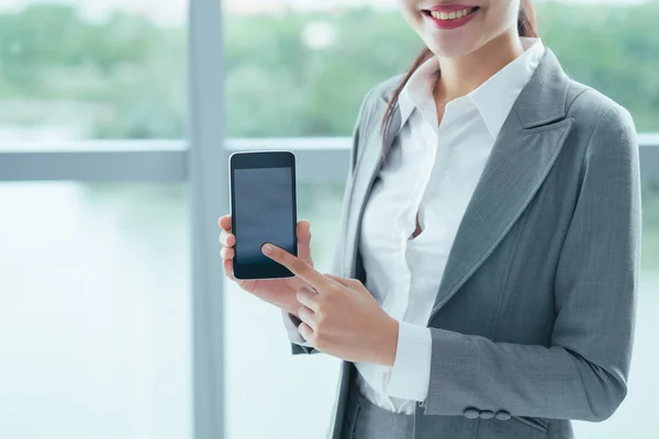 Manager wijzend op het scherm van de smartphone — Stockfoto