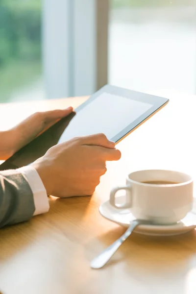 Mãos com computador tablet e café — Fotografia de Stock