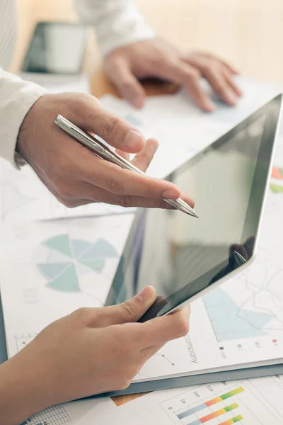 Zwei Führungskräfte mit digitalem Tablet — Stockfoto