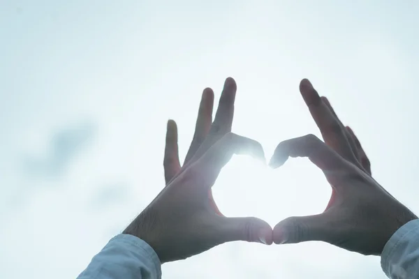 Mano Formando Forma Corazón Fondo Del Cielo —  Fotos de Stock