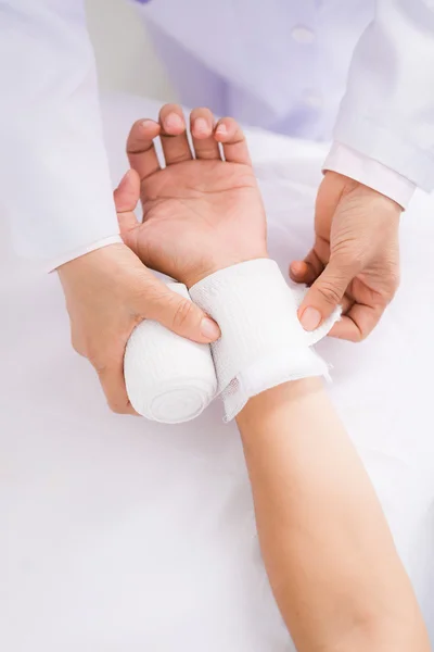 Hemşire hasta için yapım bandaj — Stok fotoğraf