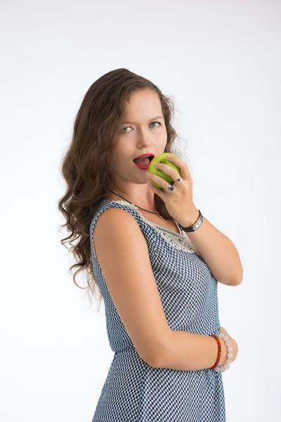 Kvinna bitande grönt äpple — Stockfoto