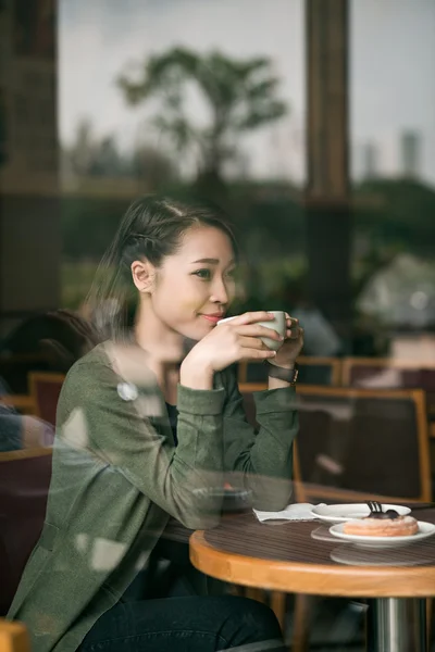 Женщина наслаждается чашкой кофе — стоковое фото