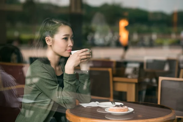 Schön brünette trinken kaffee — Stockfoto