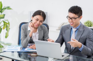 bilgi tartışırken iş ortakları