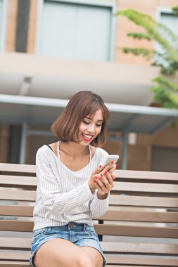 onun Smartphone'da izlerken kadın