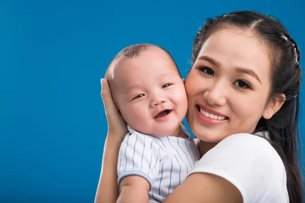 Mamma kramar hennes leende lille son — Stockfoto