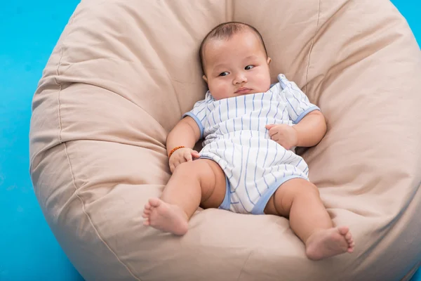 Niedlicher kleiner Junge — Stockfoto