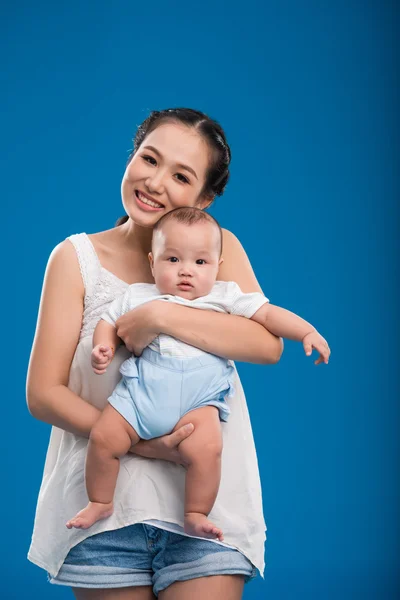 Vrouw haar zoontje knuffelen — Stockfoto