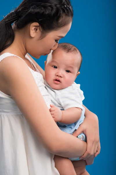 Mamma kysser hennes son — Stockfoto