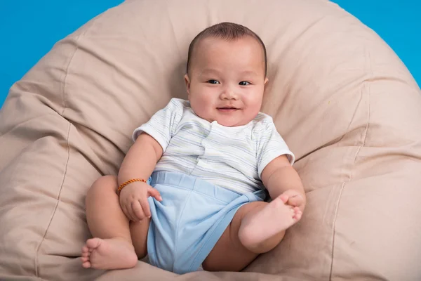 Baby liggend in de leunstoel — Stockfoto