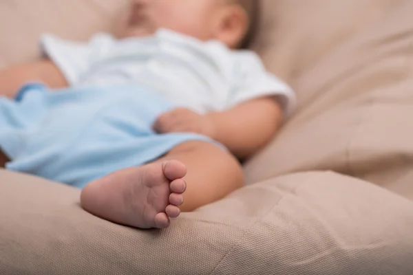 Söt sovande spädbarn — Stockfoto