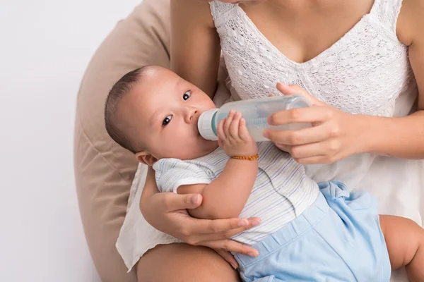 Chłopiec pije mleko z butelki — Zdjęcie stockowe