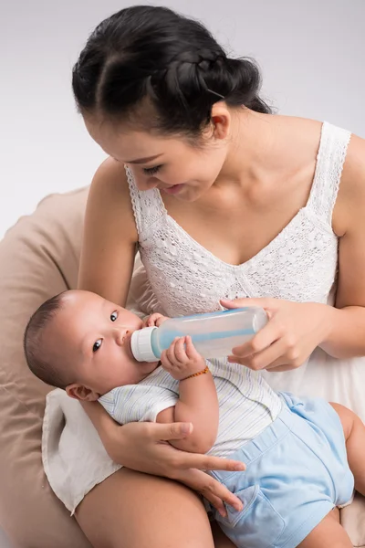 Moeder en baby voeding een maand — Stockfoto