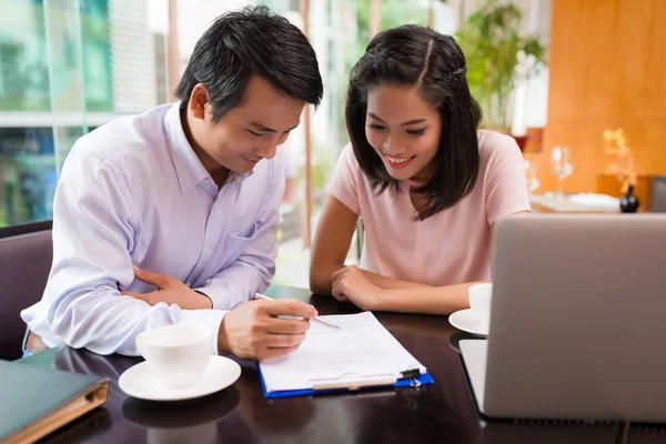 Collega's zakelijk contract te onderzoeken — Stockfoto