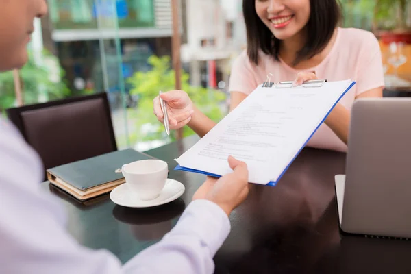 Dama de negocios con contrato y cliente —  Fotos de Stock