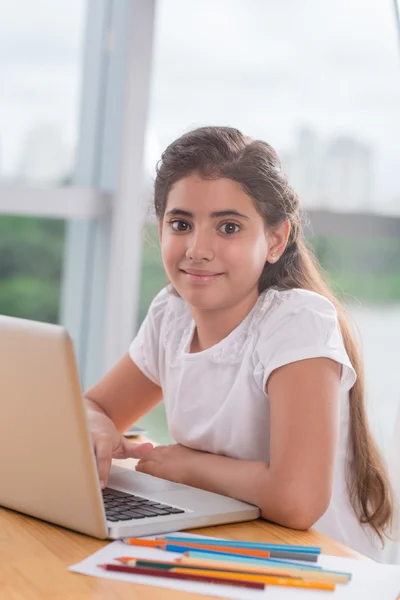 Vrij preteen meisje met laptop — Stockfoto