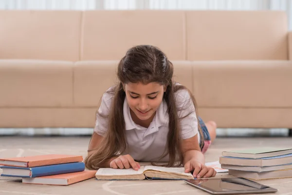 Mädchen bereitet sich auf Prüfung vor — Stockfoto