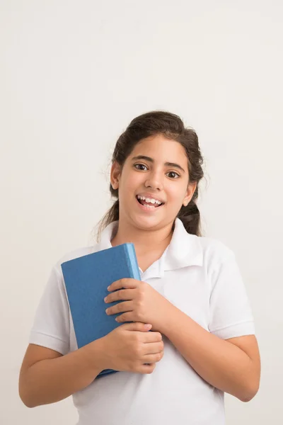 Hispanic schoolmeisje met een boek — Stockfoto