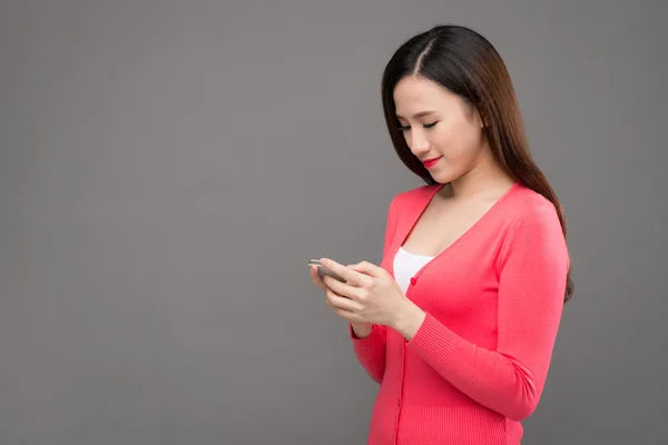 Vietnamese girl reading text message — Stock Photo, Image