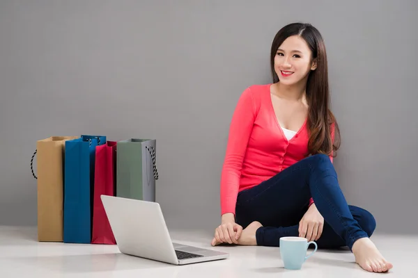 Kobieta korzysta z laptopa do sklepu online — Zdjęcie stockowe