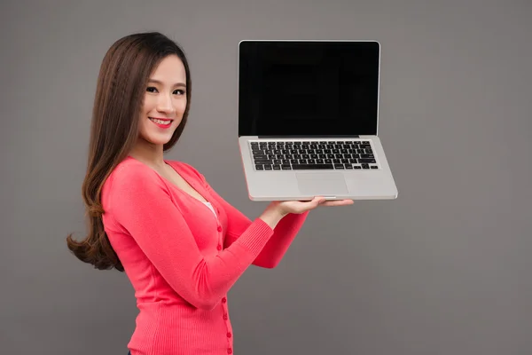 ノート パソコンでベトナムの少女 — ストック写真